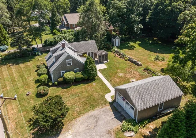 3rd image of 1263 Drift Rd, Westport, MA 02790 | MLS# 1417862