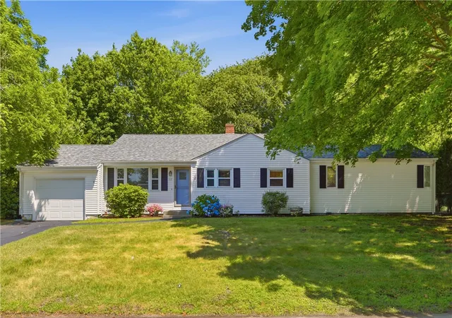Homes for sale in Portsmouth, RI | 117 Canonchet Dr, Portsmouth, RI 02871 | MLS# 1417664