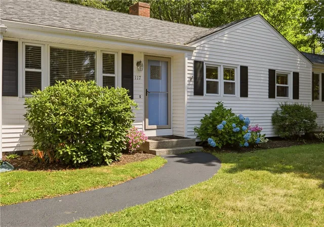 Homes for sale in Portsmouth, RI | 117 Canonchet Dr, Portsmouth, RI 02871 | MLS# 1417664