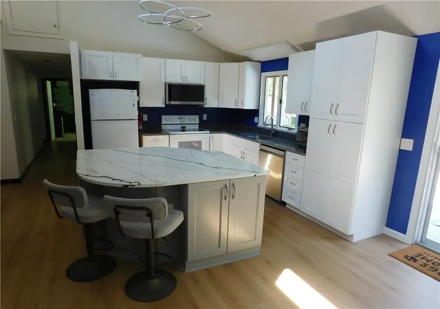Photo 3 of Single family home for sale at 4 Glendale Cir, North Kingstown, RI 02852 | MLS# 1417549 | Listing updated on 2026-08-24