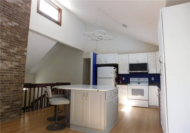 Photo 4 of Single family home for sale at 4 Glendale Cir, North Kingstown, RI 02852 | MLS# 1417549 | Listing updated on 2026-08-24