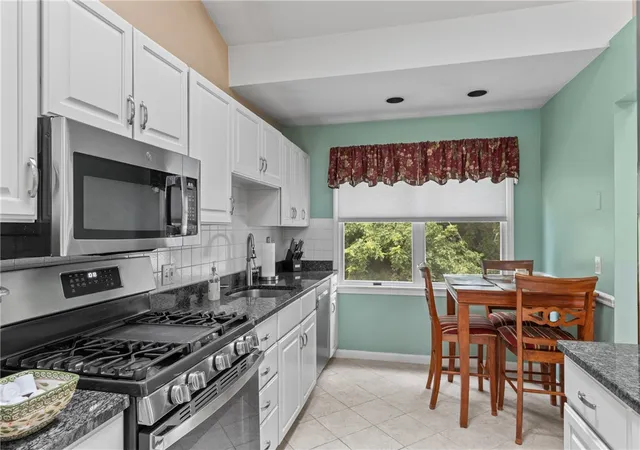 Homes for sale in Cranston, RI | 46 Canonchet Trl, Cranston, RI 02921 | MLS# 1416024