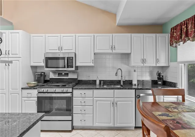Homes for sale in Cranston, RI | 46 Canonchet Trl, Cranston, RI 02921 | MLS# 1416024