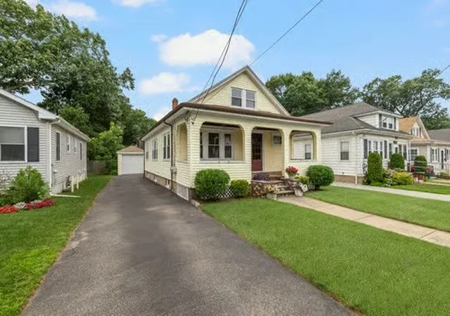 Homes for sale in Cranston, RI | 76 Myrtle Ave, Cranston, RI 02910 | MLS# 1418085