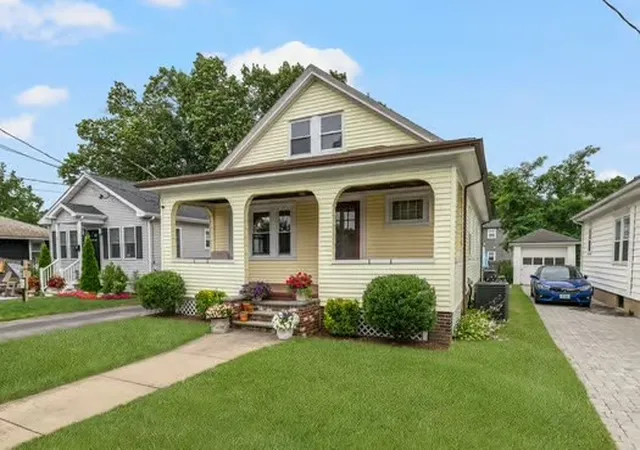 Homes for sale in Cranston, RI | 76 Myrtle Ave, Cranston, RI 02910 | MLS# 1418085