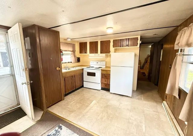 Photo 4 of Single family home for sale at 836 Forest Park Ave, Middletown, RI 02842 | MLS# 1418111 | Listing updated on 2026-08-27