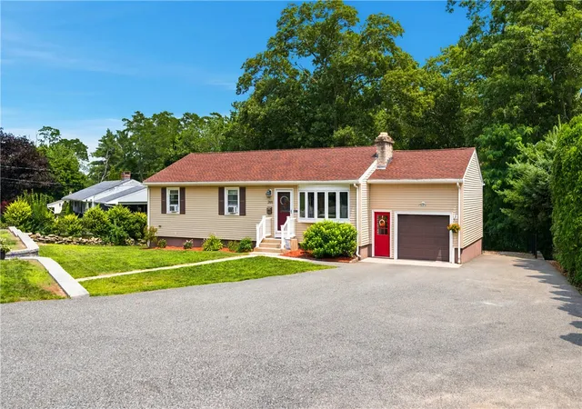 Homes for sale in Smithfield, RI | 265 Old County Rd, Smithfield, RI 02917 | MLS# 1418175