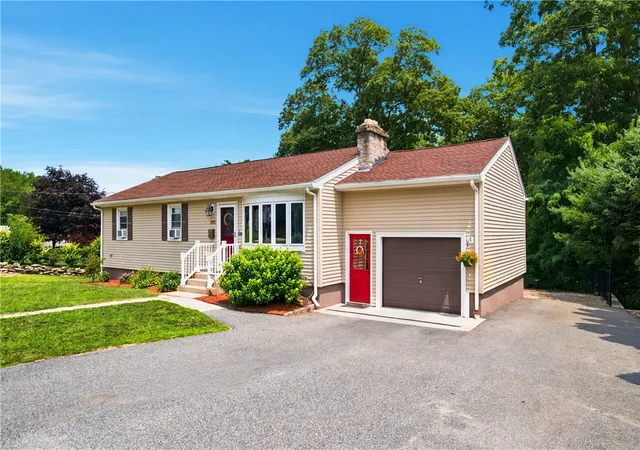 Homes for sale in Smithfield, RI | 265 Old County Rd, Smithfield, RI 02917 | MLS# 1418175
