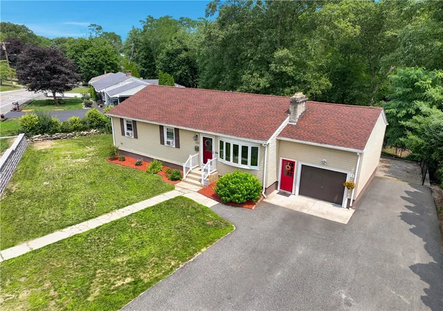 Homes for sale in Smithfield, RI | 265 Old County Rd, Smithfield, RI 02917 | MLS# 1418175