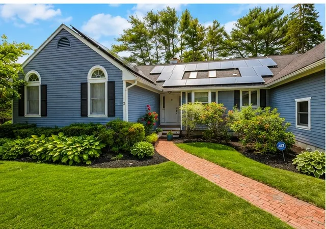 Homes for sale in Barrington, RI | 3 Meadow Cir, Barrington, RI 02806 | MLS# 1418101
