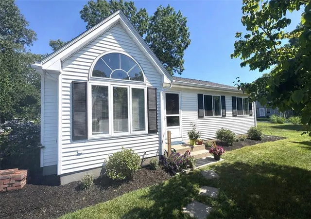 1st image of 86 Peaked Rock Rd, South Kingstown, RI 02879 | MLS# 1418216