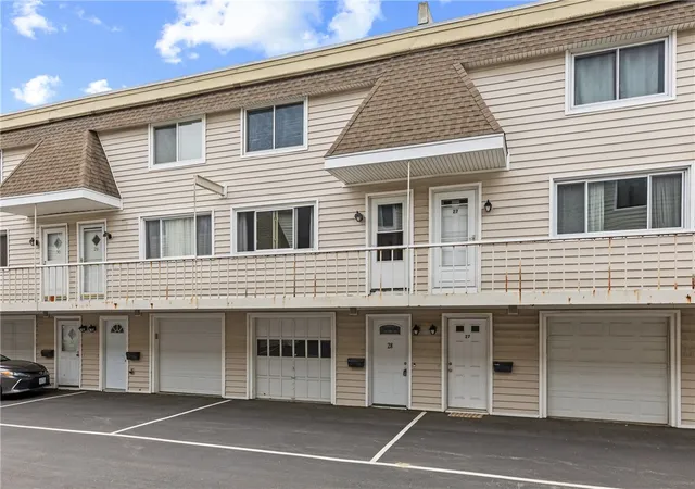 Homes for sale in Warwick, RI | 4160 Post Rd #28, Warwick, RI 02818 | MLS# 1418362
