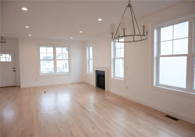 Homes for sale in Portsmouth, RI | 25 Bunker Hill Xing, Portsmouth, RI 02871 | MLS# 1418430