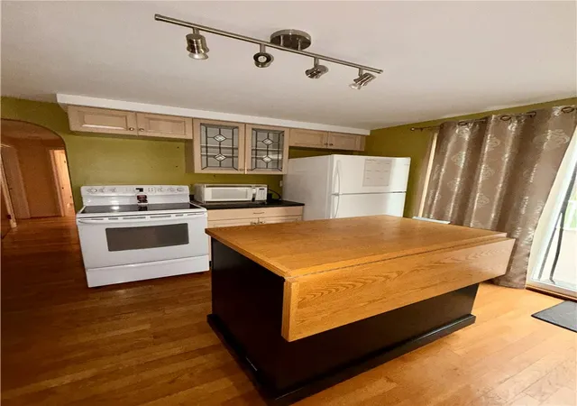 3rd image of 105 Burgess Ave, Pawtucket, RI 02861 | MLS# 1418262