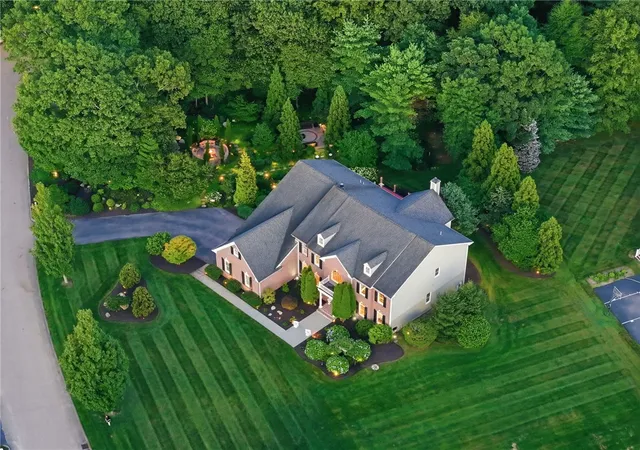 3rd image of 10 Lovegreen Ln, East Greenwich, RI 02818 | MLS# 1418120