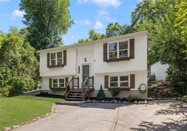 3rd image of 29 Pepper Bush Trl, Narragansett, RI 02874 | MLS# 1418519