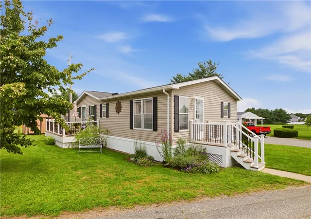 Homes for sale in Portsmouth, RI | 8 North Dr, Portsmouth, RI 02871 | MLS# 1418441