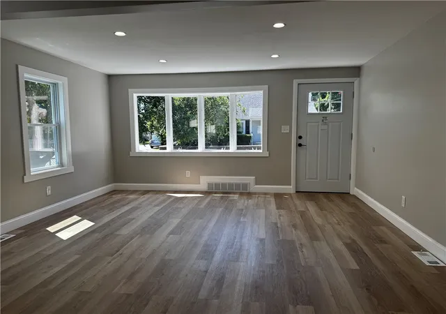 4th image of 496 Beverage Hill Ave, Pawtucket, RI 02961 | MLS# 1418496