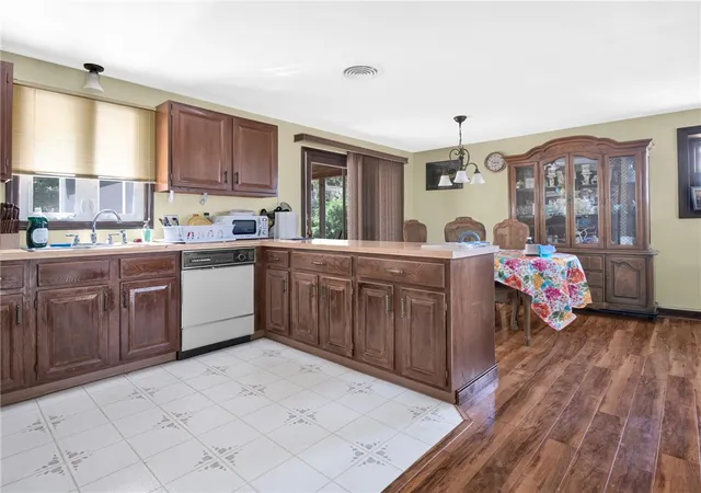 5th image of 35 Sycamore Dr, Cranston, RI 02921 | MLS# 1415882