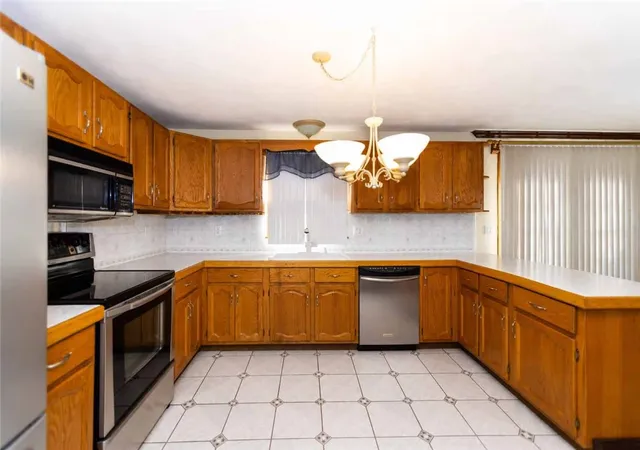 4th image of 25 Ardway Ave, Warwick, RI 02889 | MLS# 1418771