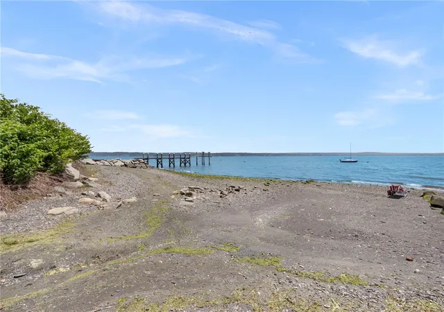 2nd image of 10 Johnnycake Ln, Portsmouth, RI 02871 | MLS# 1419322