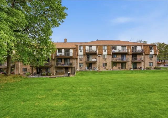 2nd image of 752 Quaker Ln #B307, Warwick, RI 02818 | MLS# 1411535