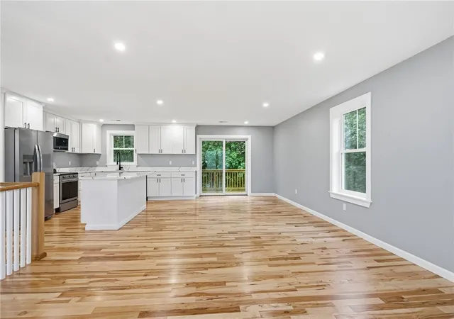 4th image of 8 Fairgreen Dr, West Warwick, RI 02893 | MLS# 1419924