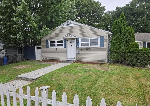 3rd image of 28 Ludlow Rd, Middletown, RI 02842 | MLS# 1419887