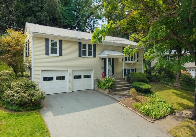 Photo 3 of Sale Pending at 133 Sage Dr, Warwick, RI 02886 | MLS# 1419410 | Listing updated on 2026-08-20