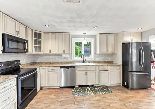 Photo 4 of Single family home for sale at 216 Hyde St, Cranston, RI 02920 | MLS# 1419332 | Listing updated on 2026-08-18