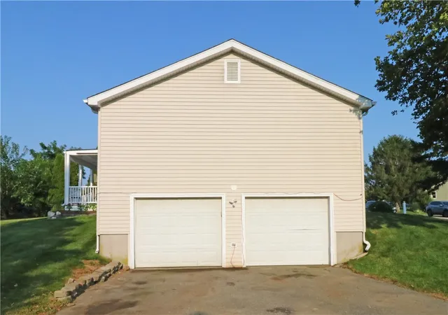 Photo 3 of Single family home for sale at 61 Amesbury Cir, Middletown, RI 02842 | MLS# 1420313 | Listing updated on 2026-10-06