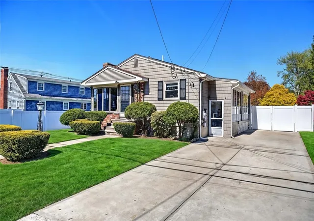 Photo 3 of Single family home for sale at 8 Ashby St, Johnston, RI 02919 | MLS# 1422340 | Listing updated on 2026-10-11
