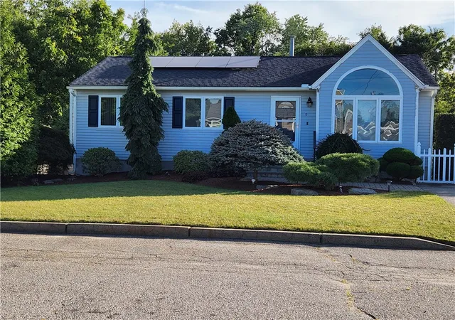 Photo 2 of Single family home for sale at 9 Mallory Ct, Cranston, RI 02910 | MLS# 1423998 | Listing updated on 2026-10-11