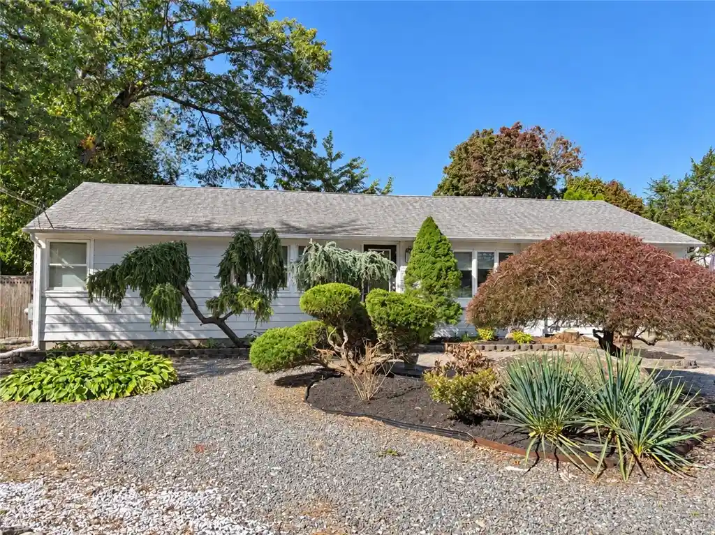Photo 1 of Single family home for sale at 4 Dwight St, Cranston, RI 02921 | MLS# 1425751 | Listing updated on 2026-10-30