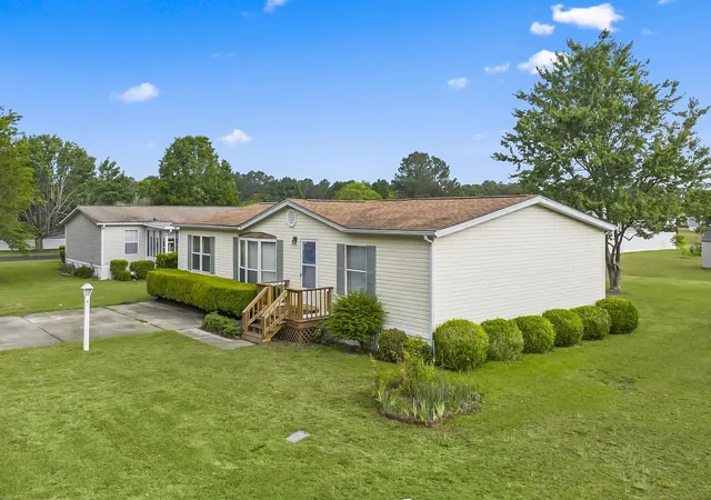 Photo 4 of Manufactured home for sale at 1093 Palm Dr, Conway, SC 29526 | MLS# 2612054 | Listing updated on 2026-06-18