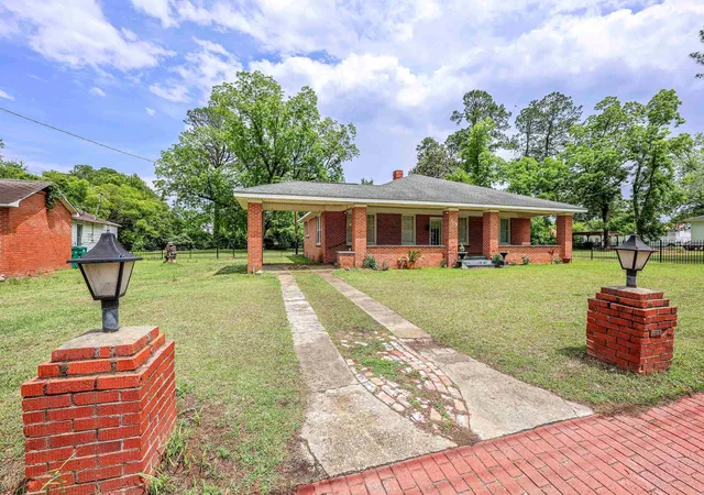 Photo 2 of Single family home for sale at 305 N Main St, Hemingway, SC 29554 | MLS# 2612695 | Listing updated on 2026-09-26