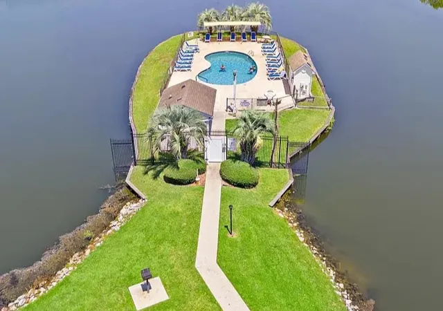 Homes for sale in Surfside Beach, SC | 2257 Huntingdon Dr, Surfside Beach, SC 29575 | Houzeo