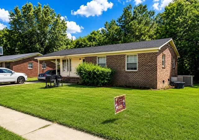Photo 3 of Single family home for sale at 215 Huggins St, Marion, SC 29571 | MLS# 2617488 | Listing updated on 2026-07-25