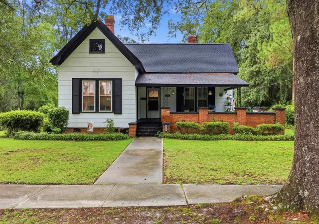 Photo 1 of Single family home for sale at 222 E Wine St, Mullins, SC 29574 | MLS# 2620105 | Listing updated on 2026-10-01