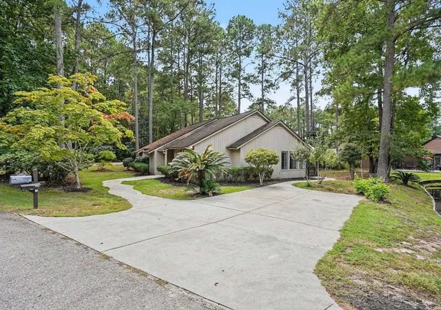 Photo 3 of Single family home for sale at 100 Hickory Dr, Conway, SC 29526 | MLS# 2623225 | Listing updated on 2026-10-03