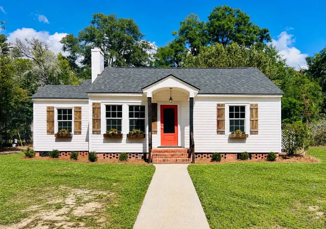 Photo 1 of Single family home for sale at 111 Cooper St, Kingstree, SC 29556 | MLS# 2624349 | Listing updated on 2026-10-03