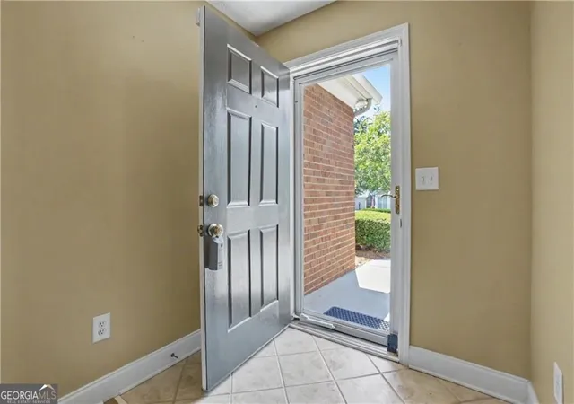 Photo 3 of Sale Pending at 137 Vintage Clb Cir, Marietta, GA 30066 | MLS# 10836451 | Listing updated on 2026-10-07