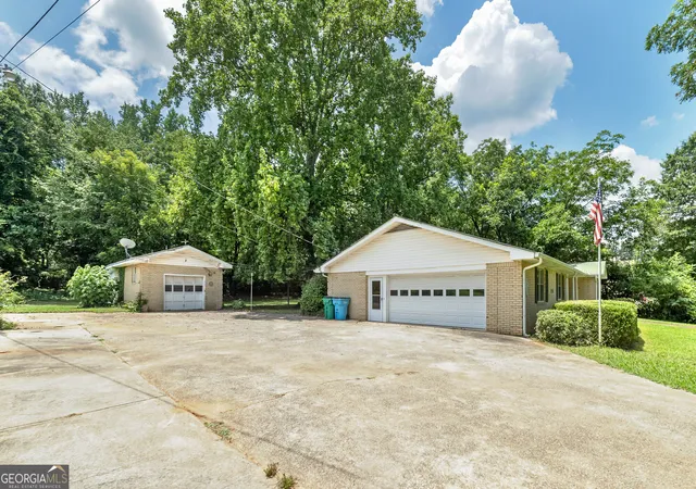 3rd image of 1318 E Lake Rd, Mcdonough, GA 30252 | MLS# 10808507