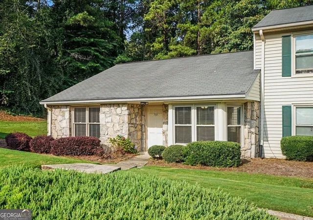 3rd image of 722 Longleaf Dr, Lawrenceville, GA 30046 | MLS# 10815476