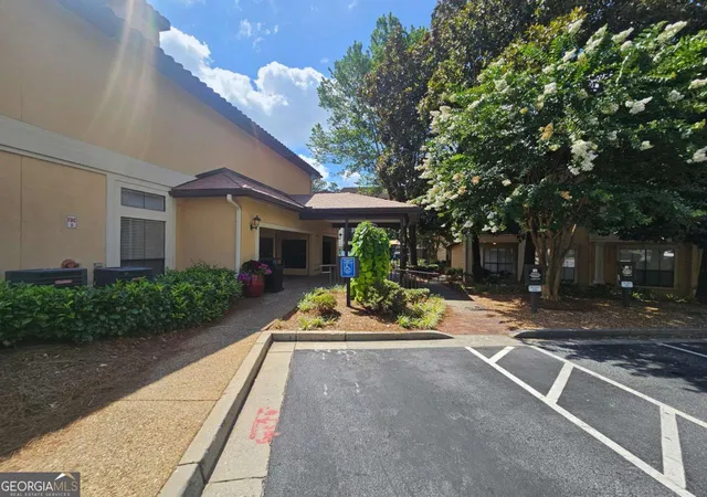 Listing Photo 2 - Condo for sale in building located at 3777 Peachtree Rd Ne, Atlanta, GA 30319 - Unit #513