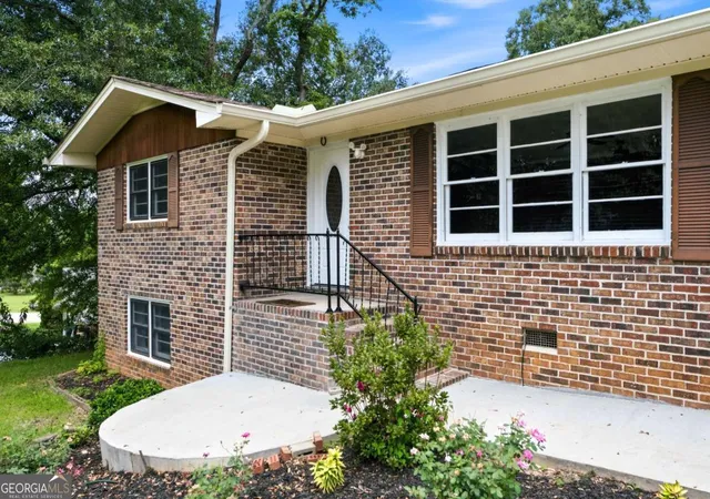 Photo 3 of Single family home for sale at 410 Jordan St, Royston, GA 30662 | MLS# 10819920 | Listing updated on 2026-08-19