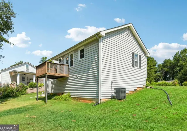Photo 3 of Single family home for sale at 2901 Waterford Dr, Gainesville, GA 30504 | MLS# 10803604 | Listing updated on 2026-08-11