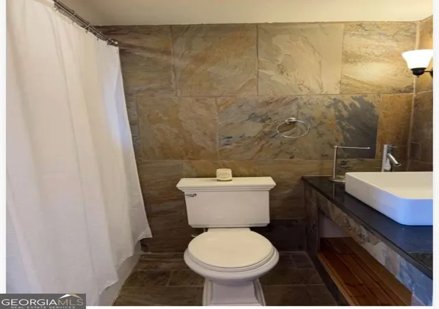 2nd image of 1501 Clairmont Rd, Decatur, GA 30033