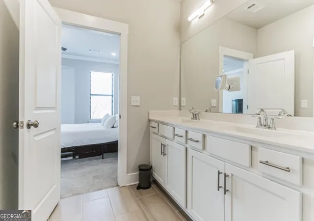 Listing Photo 4 - Condo for sale in building located at 2030 Main St Nw, Atlanta, GA 30318 - Unit #206