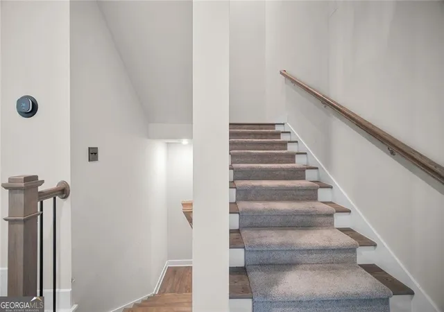 Listing Photo 5 - Condo for sale in building located at 2030 Main St Nw, Atlanta, GA 30318 - Unit #206